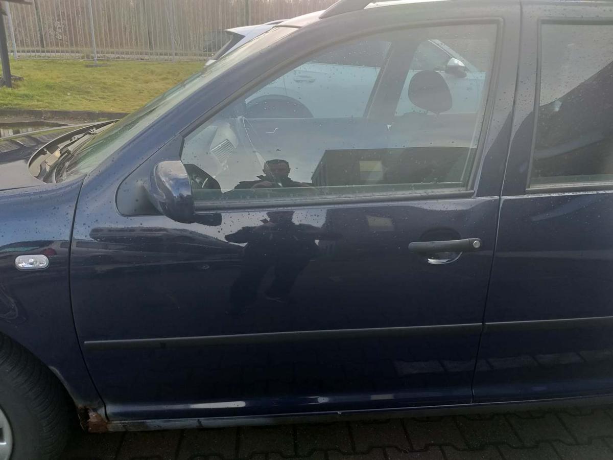 VW Golf 4 original T&uuml;r vorn links LA5G Perlblau 5-T&uuml;rer Rohbau Bj.2004